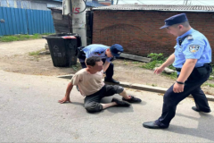 【夏季行动】醉酒男子倒地不起，巡逻民警暖心救助！