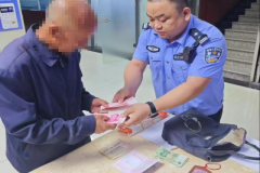 冰城民警暖心救助 耄耋老人“全部家当”失而复得