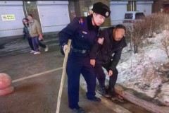 雪天救助摔倒老人，平凡“警”事温暖人心
