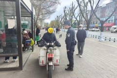 双城分局人民广场警务站为迷路老人指引方向