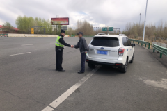 南岗分局长江路公安检查站服务救助过往车辆和群众