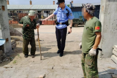 醉酒老人“不知归路” 民警暖心护送回家