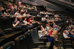 国家电影局建议适度减少美国影片进口数量，近年来好莱坞电影面临挑战