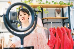 电商加速“买买买”良性循环（锐财经·一手抓防疫  一手促发展 (54)）
