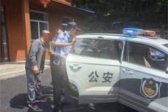 守护登山安全，救助晕倒老人